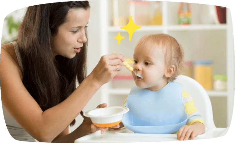 moeder geeft baby te eten