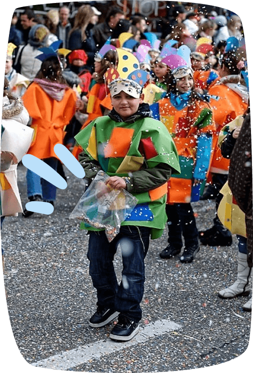 kind in carnavalsmasker loopt mee in optocht