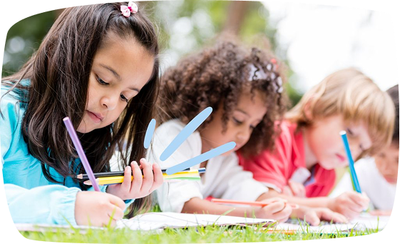 kinderen liggen op de grond en tekenen