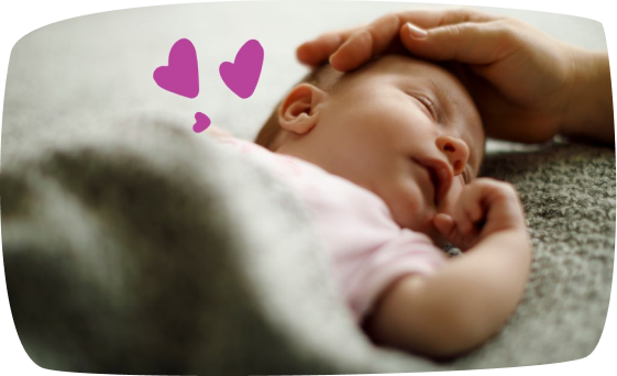 Een baby die van achteren door een volwassene wordt ondersteund